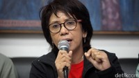 Dalam jumpa pers tersebut, Suciwati memberikan ultimatum kepada Presiden Jokowi agar segera mengumumkan hasil TPF.