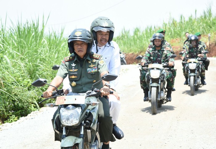 Tes Jalan Hasil TMMD, Pangdam Siliwangi dan Bupati Dedi Naik Motor Berboncengan