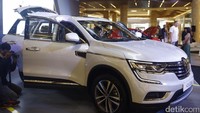 Mobil ini diperkuat dengan mesin bensin 2,5 liter. Generasi kedua Koleos dikatakan juga ikut menawarkan berbagai kemewahan, sebut saja seperti tablet style human-machine interface yang sudah diperkenalkan di New Megane.