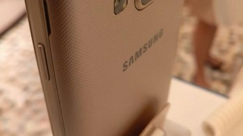 Desainnya memang tidak istimewa mengingat harganya, tapi lumayanlah, dengan bagian belakang bertekstur untuk memantapkan genggaman. Foto: yud/detikcom