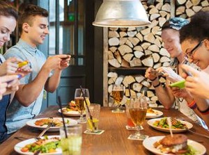 Restoran Ini Beri Bimbingan Pengunjung untuk Bikin Foto Makanan yang Keren