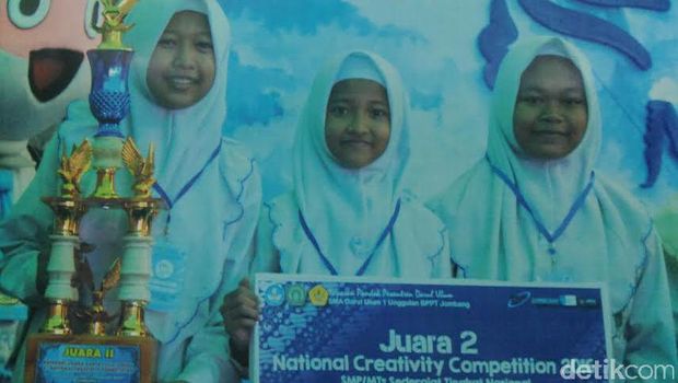 Tiga siswa MTs membuat obat nyamuk elektrik