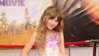 Ia juga tampak bergaya layaknya Miley Cyrus kala menghadiri premiere  Hannah Montana The Movie pada 2009 lalu. Kristian Dowling/Getty Images/detikFoto.