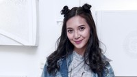 Ia terlihat memesona dengan busana double denim.