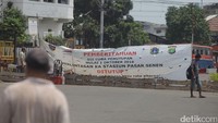 Suasana saat perlintasan kereta api Stasiun Senen ditutup pada Rabu (19/10/2016).