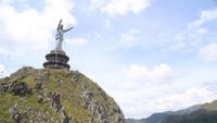 Patung yang berada di ketinggian 40 meter menghadap Kota Makale ini adalah yang tertinggi di dunia, dibanding patung serupa lainnya di dunia.