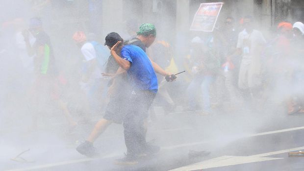 Mobil Polisi Filipina Tabrak Kerumunan Demonstran Anti-AS di Manila