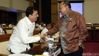Kepala BIN Budi Gunawan bersalaman dengan anggota Komisi I DPR RI.