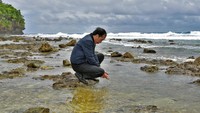 Presiden Joko Widodo juga pernah mencuci muka di air yang ada di Miangas (Foto: Fotografer Kepresidenan Agus Suparto)
