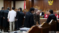 Terdakwa La Nyalla berbincang dengan tim penasihat hukum disela-sela sidang.
