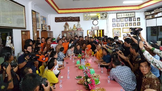 Disambut Barongsai, Agus dan Sylvi Temui Masyarakat Tionghoa di Mangga Besar