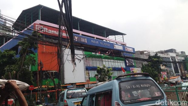 Melihat Semrawutnya Kabel di Palmerah