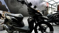 Selain itu, konsep street style juga diterjemahkan melalui penyematan fitur baru berupa setang telanjang (naked handlebar) dan panelmeter digital.