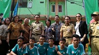 Ahok foto bersama di lapangan futsal RPTRA Marunda.
