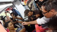 Djarot berdialog dengan pedagang.