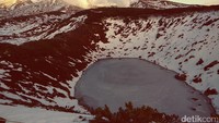 Foto: Dibanding Gunung Fuji, Asahidake memang kalah ngetop di kalangan traveler mancanegara. Padahal pemandangan di sekitar gunung tertinggi (2.291 meter) di Pulau Hokkaido ini tak kalah anggun (Sudrajat/detikTravel)