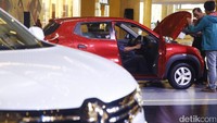 Pengunjung melihat-lihat interior dan mesin Renault Kwid.