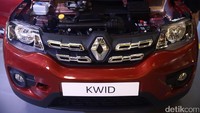 Renault Kwid mengusung mesin yang sangat efisien dengan 3 silinder berkapasitas 999 cc dan 12 katup yang dikombinasikan dengan transmisi manual yang telah dioptimalisasi untuk menghasilkan konsumsi bahan bakar yang sangat ekonomis di kelasnya.