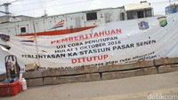 Pihak KAI, memberikan pengumuman berupa spanduk.