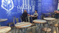 Gerai LouLou Gelato memang tak besar. Tetapi interior dan suasana yang nyaman membuat kafe ini bisa jadi tempat pilihan nongkrong asyik.