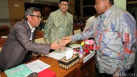 Ketua Komisi VIII Ali Taher (kanan) berbincang dengan Menag Agama Lukman Hakim Saifuddin dan jajaran Kemenag.