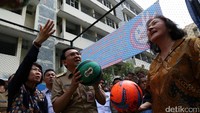 Ahok bermain basket di sela-sela peresmian Ruang Publik Terbuka Ramah Anak (RPTRA) Marunda.