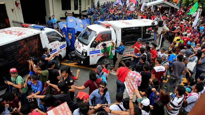 Mobil Polisi Filipina Tabrak Kerumunan Demonstran Anti-AS di Manila