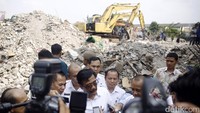 Ia pun menyempatkan diri untuk meninjau lokasi penghancuran pasar Rumput yang lama yang akan disulap menjadi pasar terpadu modern lengkap yang terhubung dengan sarana penunjang seperti shelter busway disalah satu sisinya.