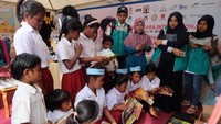 Para siswa Sekolah Dasar tampak antusias melihat buku-buku cerita yang disediakan di lapak komunitas Mo Skola.