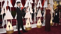 Adam tampak memberikan kesempatan untuk Behati untuk diabadikan oleh juru foto. Frazer Harrison/Getty Images/detikFoto.