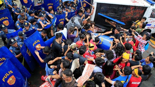 Mobil Polisi Filipina Tabrak Kerumunan Demonstran Anti-AS di Manila