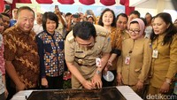 Ahok menandatangani prasasti peresmian.