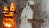 Puluhan tungku-tungku raksasa di Jalan Raya Bongas, Kabupaten Majalengka, Jawa Barat, menjadi saksi naik-turun perekonomian kawasan ini.
