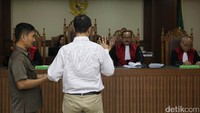 Saksi Slamet Wibowo diambil sumpah sebelum memberi keterangan. Sementara itu, istri mantan Sekretaris Mahkamah Agung Nurhadi, Tin Zuraida batal bersaksi.