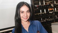 Sedangkan Yuniza Icha terlihat manis dengan dress. Pool/Gus Mun/detikFoto.