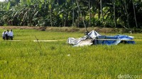Sekitar lokasi jatuhnya pesawat sudah dipasangi garis polisi.