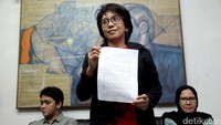 Staff Divisi Sipol KontraS Satrio Wirataru, Istri Almarhum Munir Suciwati dan Wakil Kordinator Bidang Advokasi Yati Andriyani memberikan keterangan kepada media di Kantor KontraS terkait hilangnya dokumen Tim Pencari Fakta (TPF) kasus terbunuhnya Munir, Jakarta, Rabu, (19/10/2016).