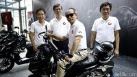 Presiden Direktur AHM, Toshiyuki Inuma didampingi Vice President Director AHM, Johannes Loman saat memperkenalkan Honda BeAT Street, di Jakarta, Rabu (19/10/2016).