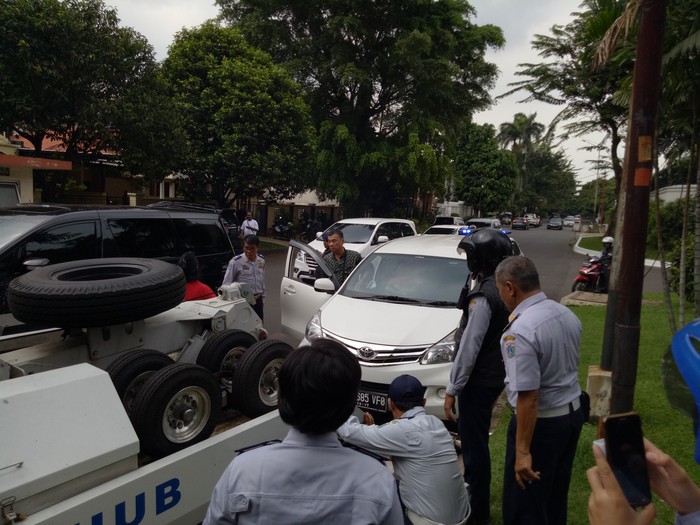 Parkir Sembarangan di Pondok Pinang, 4 Mobil dan 1 Bus Diderek Petugas