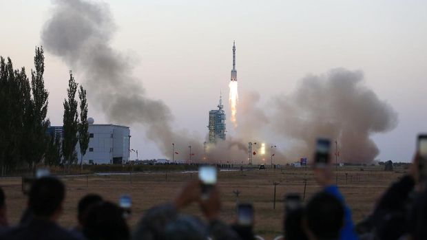 Pesawat Antariksa China Sukses Berlabuh di Ruang Angkasa, Jalani Misi Terlama