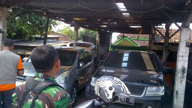 Genteng-genteng beterbangan. (Foto: Angling/detikcom)