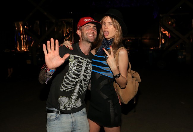 Adam Levine menjalin kasih dengan banyak model cantik nan seksi sebelum menambatkan hatinya pada Behati Prinsloo. Awalnya pentolan grup band Maroon 5 ini tidak percaya pada pernikahan. Aku masih belum berpikir kalau kamu harus menikah kecuali telah menemukan seseorang yang membuatmu mau menikahinya, ujar Adam kala itu. Foto: Christopher Polk/Getty Images for Coachella