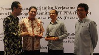Group Head Corporate Internal PT Perusahaan Pengelola Aset (PPA) Harry Suhardi (kedua kiri) berbincang dengan  Direktur Utama PT Sarana Jambi Ventura Rizal Kedua kanan) didampingi oleh Direktur Pembinaan Usaha  PT Bahana Artha Ventura Agus Wicaksono (kiri) dan Plt Corporate Secretary & Legal Counsel PT PPA Edi Winanto pada acara penandatanganan kerjasama penyaluran Dana Program Kemitraan PT PPA dengan PT Bahana Artha Ventura (BAV). Pool/dok. PPA.