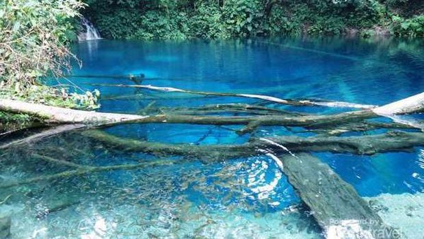 Danau berwarna biru di kaki Gunung Kerinci, Jambi