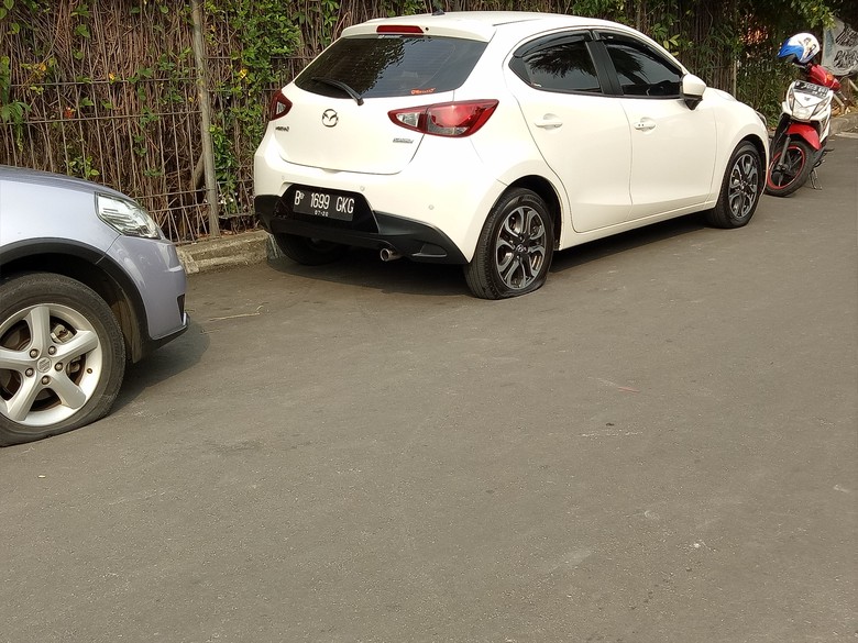 Petugas Sudin Perhubungan dan Transportasi Jaksel mengempeskan ban mobil yang parkir sembarangan (Foto: Gibran Maulana Ibrahim-detikcom) Petugas Sudin Perhubungan dan Transportasi Jaksel mengempeskan ban mobil yang parkir sembarangan (Foto: Gibran Maulana Ibrahim-detikcom)