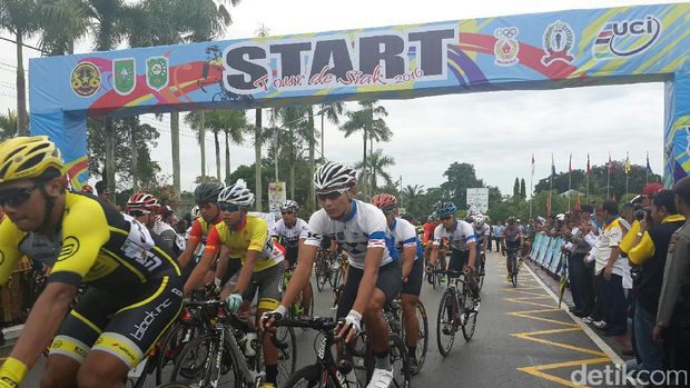 Diwarnai Rintikan Hujan, Tour de Siak 2016 Dimulai