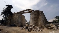 Batuan kapur mentah yang menjadi bahan baku ditaburi garam kemudian dibakar di dalam tungku.