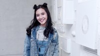 Kekasih dari penyanyi Vidi Aldiano itu tampak memakai jaket jeans, kaus abu-abu dan overall jeans serta sneaker putih.