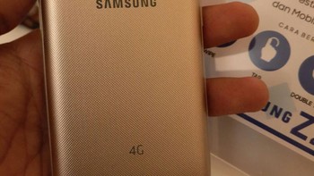 Begini bagian belakangnya yang tersemat kamera 5 megapixel serta lampu flash. Foto: yud/detikcom