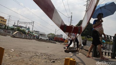 Perlintasan KA Pasar Senen Ditutup